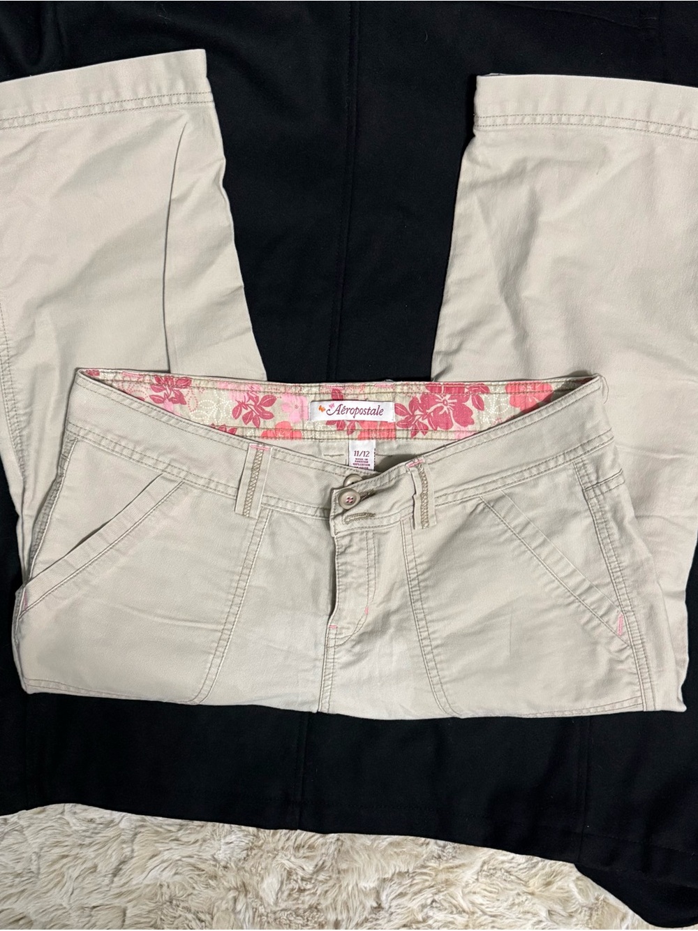 Vintage Y2K Aeropostale Women's Light Beige Capri Pants with Floral Waistband